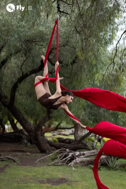 Alumna de Fly en una sesión de fotos de danza aérea